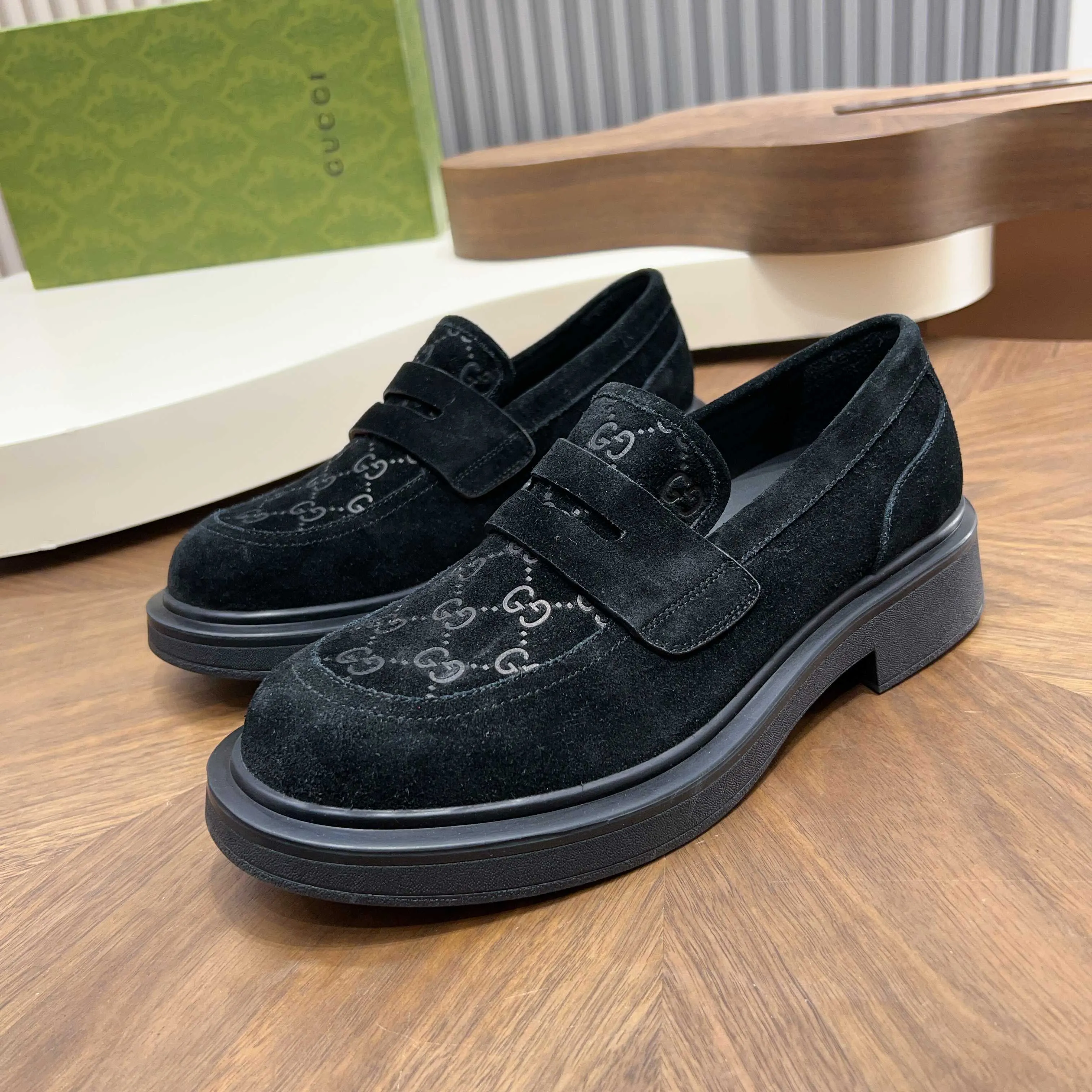 💰780 Gucci/Gucci new men’s lace-up shoes with GG details, matte cow leather derby shoes! The design of this men's lace-up shoe is rooted in the brand's heritage. Crafted from premium waxed cow leather, it is embellished with GG printed embossed suede leather details, a nod to Gucci's iconic monogram. The rubber sole decorated with GG pattern adds a touch of modern fashion to this design. Typical three-joint style design. European and American classic version, full calfskin lining. The overall upper texture is soft and the lining is comfortable and breathable. 2CM thickened soft rubber sole, easy to control. Versatile and stylish upper foot, multiple colors available to meet different matching needs, complete package! Size: 39-40-41-42-43-44 leather shoe size (38.45.46 can be customized)